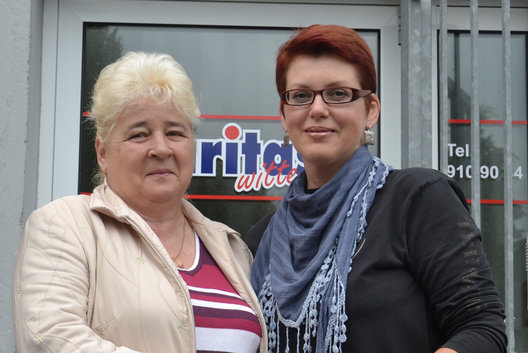 Lydia Adam mit Irina Kovalova, Mitarbeiterin des der Caritas in Witten.